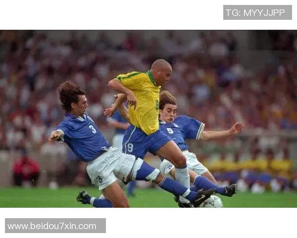 足球后卫难以成为球星的原因分析及背后深层次的影响因素探讨 足球后卫难以成为球星的原因分析及背后深层次的影响因素探讨