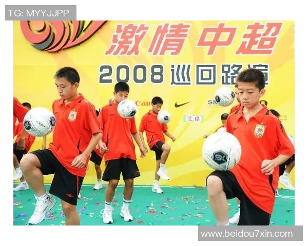 足球赛前颠球展现球技 谁是场上最炫酷的颠球王者