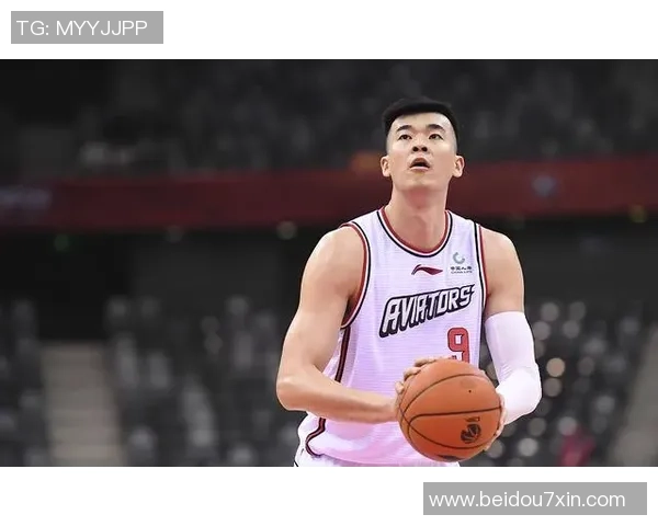 中国足球三大球星名单解析 揭示他们的传奇之路与未来展望 中国足球三大球星名单解析 揭示他们的传奇之路与未来展望