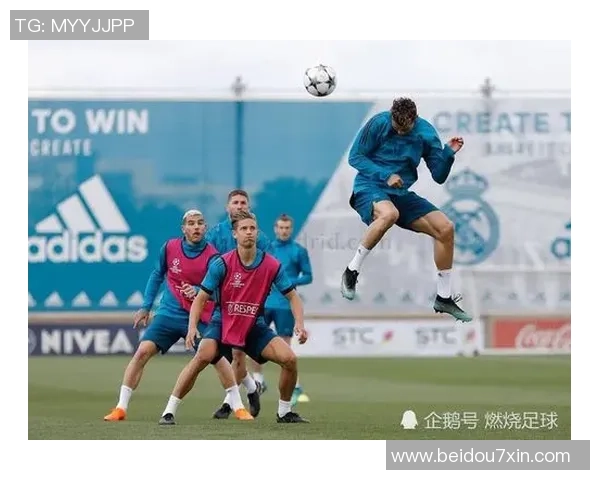 C罗落场物料全解析 足球巨星赛场外的精彩瞬间与准备工作