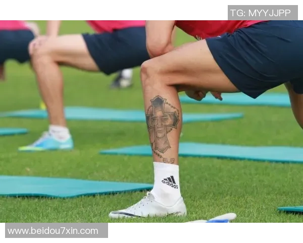 足球球星亲吻镜头瞬间揭秘 情感流露与激情碰撞的独特瞬间 足球球星亲吻镜头瞬间揭秘 情感流露与激情碰撞的独特瞬间