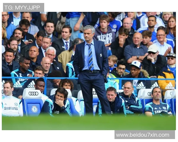 退役足球明星重返赛场激战四方,昔日辉煌再现球迷心中 退役足球明星重返赛场激战四方,昔日辉煌再现球迷心中